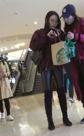 逛商场偶遇街拍皮裤美女