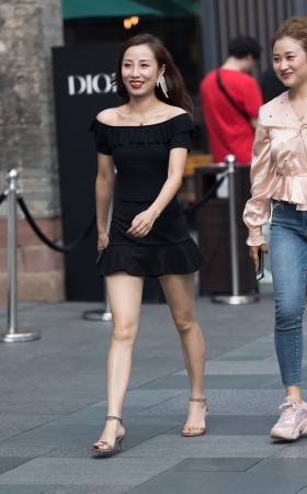 黑色连衣裙美女