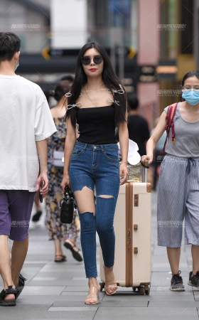 破洞紧牛小姐姐 [23P]