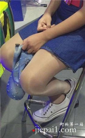 电玩城的肉丝帆布鞋小妹，小清新可爱。