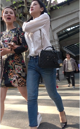 紧身牛仔裤圆润美屯美女《一》