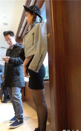 4K 极品性感街拍黑丝美腿短裙美女 [1.37 GB]