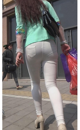紧身白裤内痕妹子