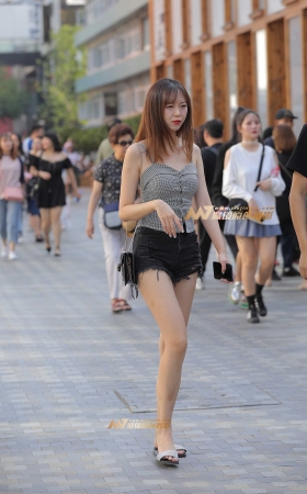 吊带小背心，热裤大长腿女友 [16P]