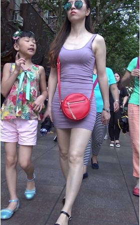 连体包臀裙美妇