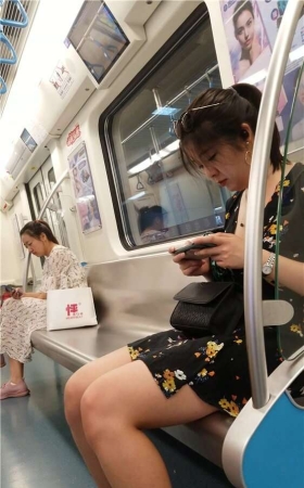 街拍花衣服美眉 [804 MB/mp4]
