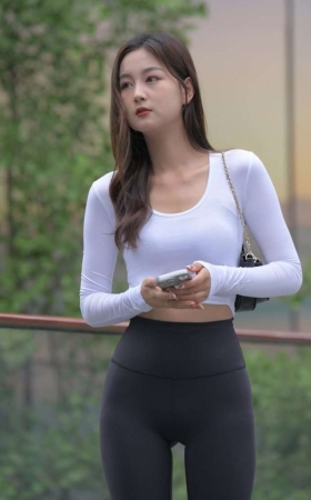 一始街拍作品  黑色瑜伽裤美眉 [650P1V-24.2GB]