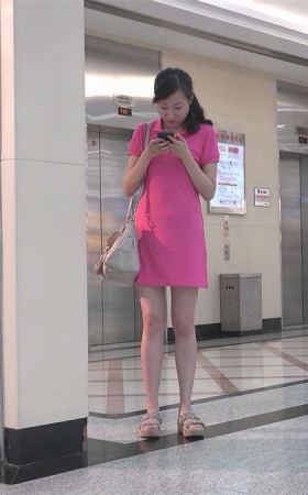 光是站着让拍就已满意，还有试鞋绝对是锦上添花