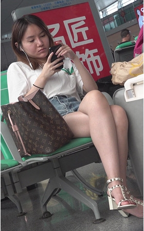 玩手机的妹子