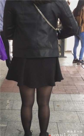 街拍黑丝短裙性感熟女姐姐