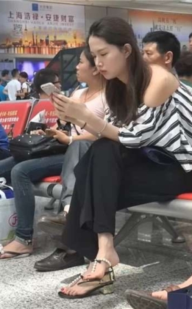 鲜嫩的玉足凉高跟气质小姐姐 [239 MB/WMV]