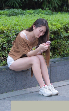 热裤坐姿的大白腿美女3A446[425M]