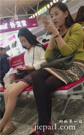 4k-高铁候车室笑容超级甜美的黑丝美腿MM，颜值简直要爆表。