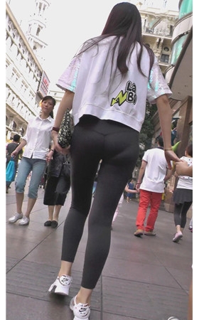 带着孩子的黑色瑜伽裤美女