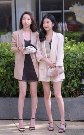 俩个美腿高跟小姐姐，爱哪个？