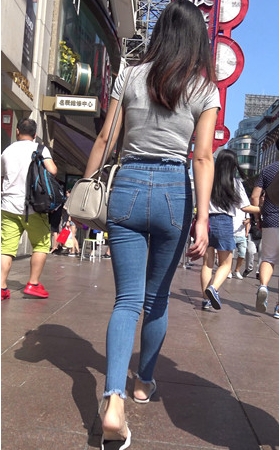 蓝色紧身牛仔裤美女
