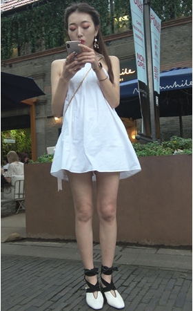 漂亮的清凉白裙小姐姐