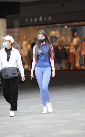 蓝色瑜伽裤小姐姐