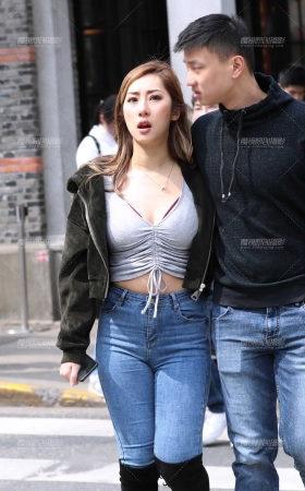 吃下午茶的翘臀紧身牛仔裤美女 [11P]