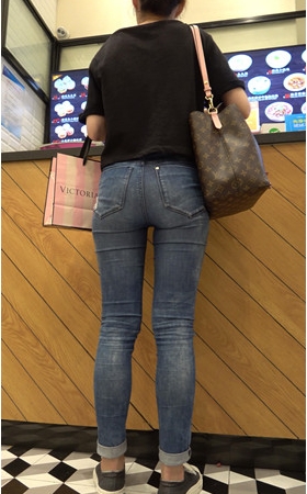 紧身牛仔裤美眉