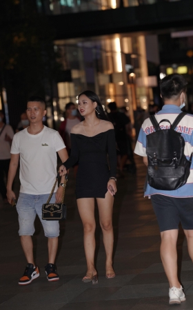 夜拍黑色连体裙小姐姐