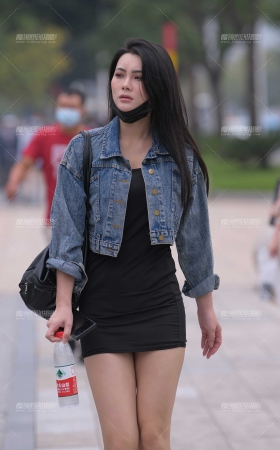 清晨的小姐姐 [14P]