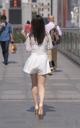 气质连衣裙美女