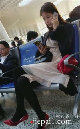 候车室遇见黑丝长腿高跟鞋美眉，很文静甜美的类型