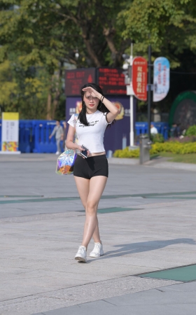 紧身黑色热裤美女