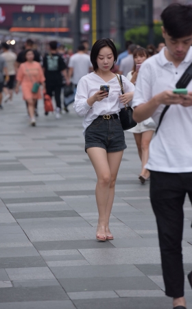 热裤美女