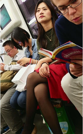 面对如此黑丝美少妇，小哥依然淡定看书