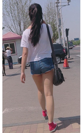 热裤裸腿小月牙妹子