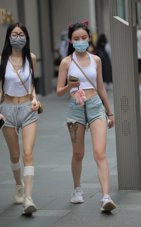 两个热裤女孩