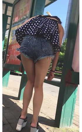 等公交的背带高跟美女