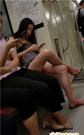 4k视频，地铁上翘腿玩手机妹子，苗条美腿很漂亮