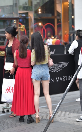 拍照的热裤小妹