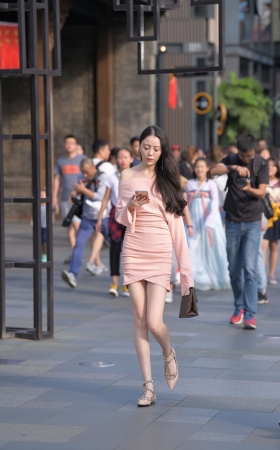 粉色包臀裙美女