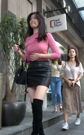 4K - 街拍长靴紧身皮短裙性感美眉 [1.36 GB/MP4]