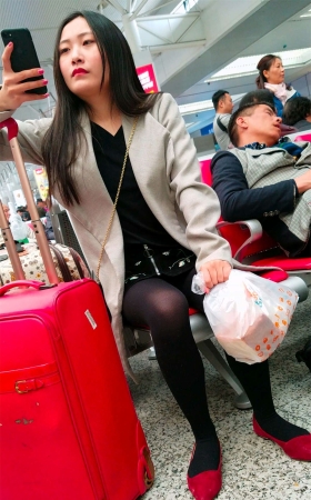 车站候车的包臀短裙长发美眉黑色丝袜