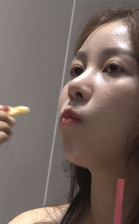 吃薯条的妹子