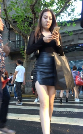 4K - 黑色系皮短裙街拍美女 [2.25 GB/MP4]
