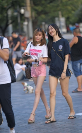 两个热裤漂亮美女