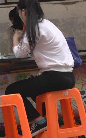 路边吃早餐的妹子