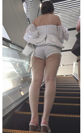 街拍白色热裤小月牙美女