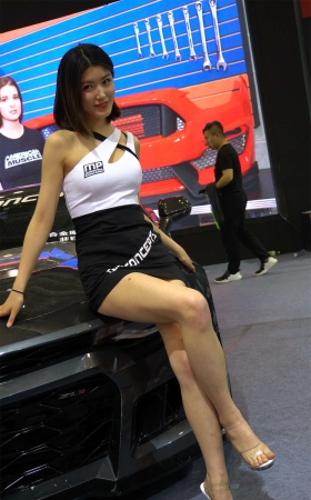 车展上笑容甜美的街拍美腿女神模特