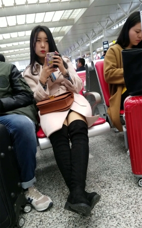 火车站候车的黑色高筒鞋极品长发美女