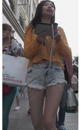 毛边牛仔热裤月牙妹子