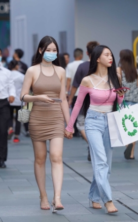 白皙短裙美眉