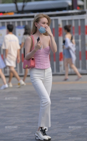 小格纹低胸白裤美女 [23P]