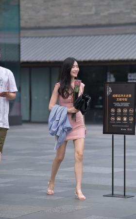 性感美腿短裙小姐姐